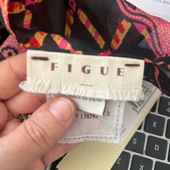 Figue NWT 100% Silk Scarf 50" x 68" - Picture 5 of 6